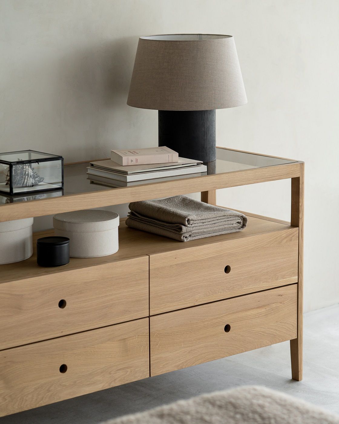 Ethnicraft Spindle Kommode aus Eiche mit vier Schubladen im Schlafzimmer. Holzkommode mit Stauraum.