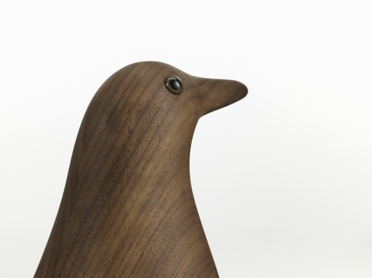 Detailaufnahme des Eames House Bird aus Nussbaum von Vitra, eine stilvolle Holzskulptur für Wohnaccessoires.