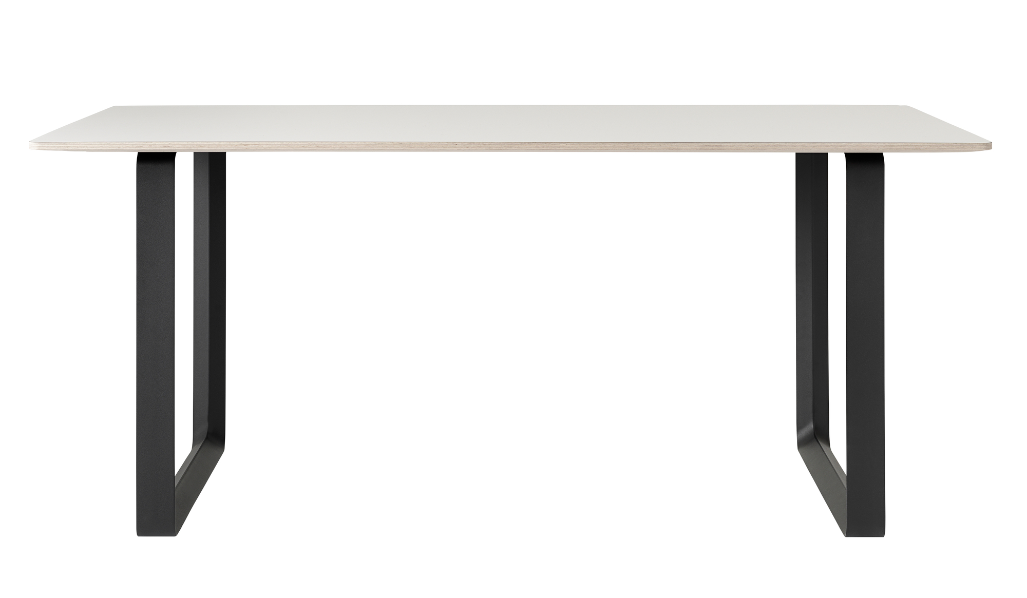 Muuto 70/70 Table: Moderner Esstisch oder Schreibtisch mit weißer Tischplatte und schwarzen Beinen.