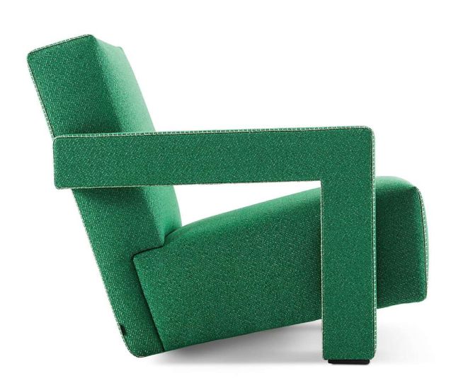 Grüner 637 Utrecht Sessel von Cassina, Seitenansicht, moderner Designklassiker mit Stoffbezug und markanter Form.