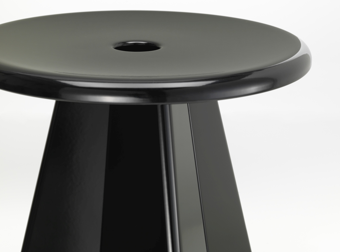 Detailaufnahme des schwarzen Vitra Tabouret Métallique Hockers mit glänzender Oberfläche, ideal als Beistelltisch oder Sitzgelegenheit.