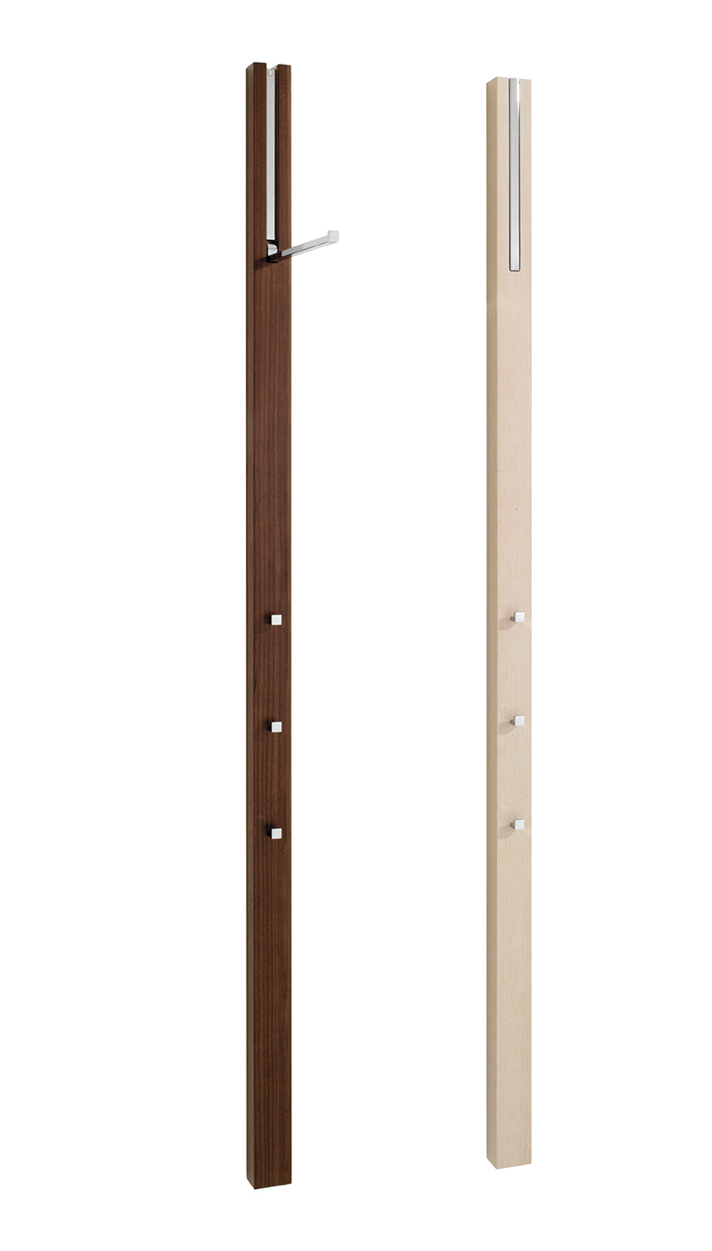 Schönbuch Line Garderobenelement aus Holz in Dunkelbraun und Beige mit Haken für Jacken.