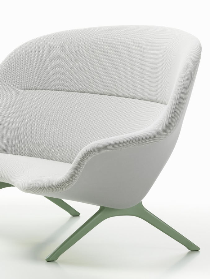Detailaufnahme des Abalon Sofas von Vitra mit hellgrauem Stoffbezug und grünem Fußgestell.