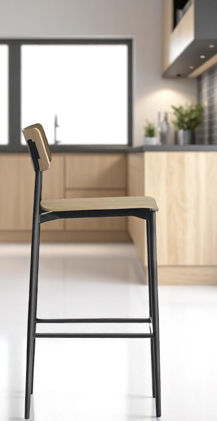 Cult-Wood Barstool Barhocker von Segis  , Seitenansicht in einer modernen Küche mit hellen Holzfronten.
