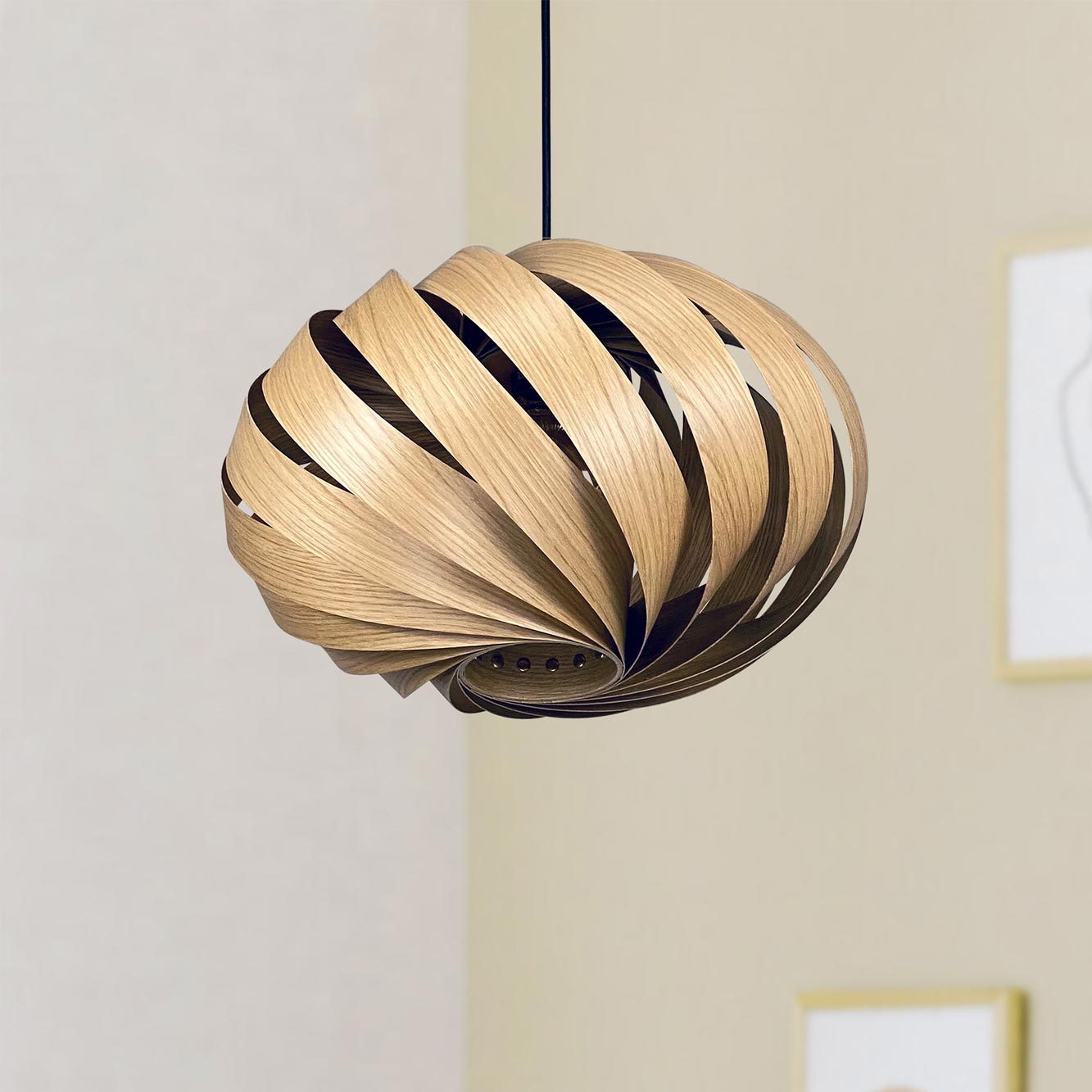 Serentia Hängeleuchte aus Eiche, spiralförmiges Design, moderne Pendelleuchte für Wohnzimmer und Essbereich.