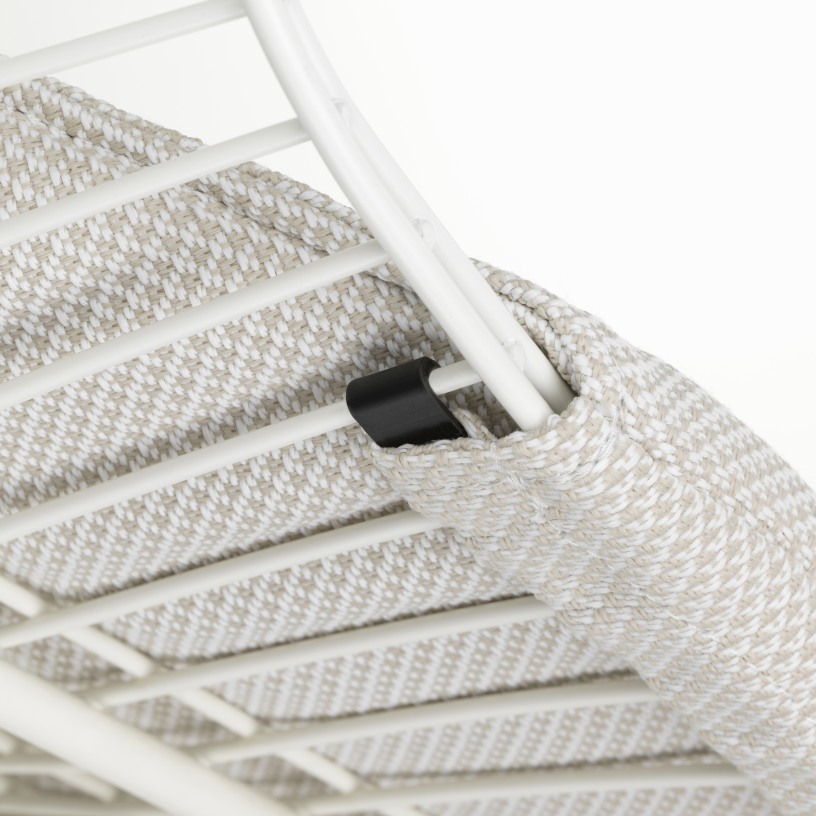 Detailaufnahme des Vitra Wire Chair Bikini Outdoor: Sitzfläche mit beigem Stoffbezug und weißem Drahtgestell.