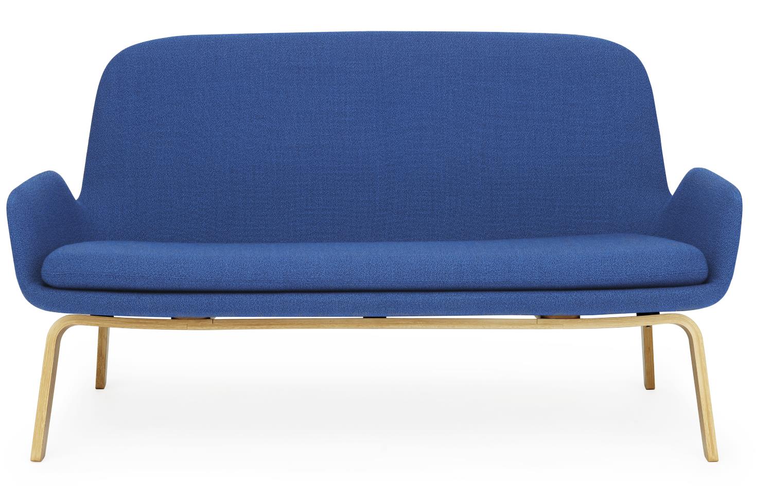 Blaues Era Sofa von Normann Copenhagen mit Holzgestell, modernes skandinavisches Design für Wohnzimmer.