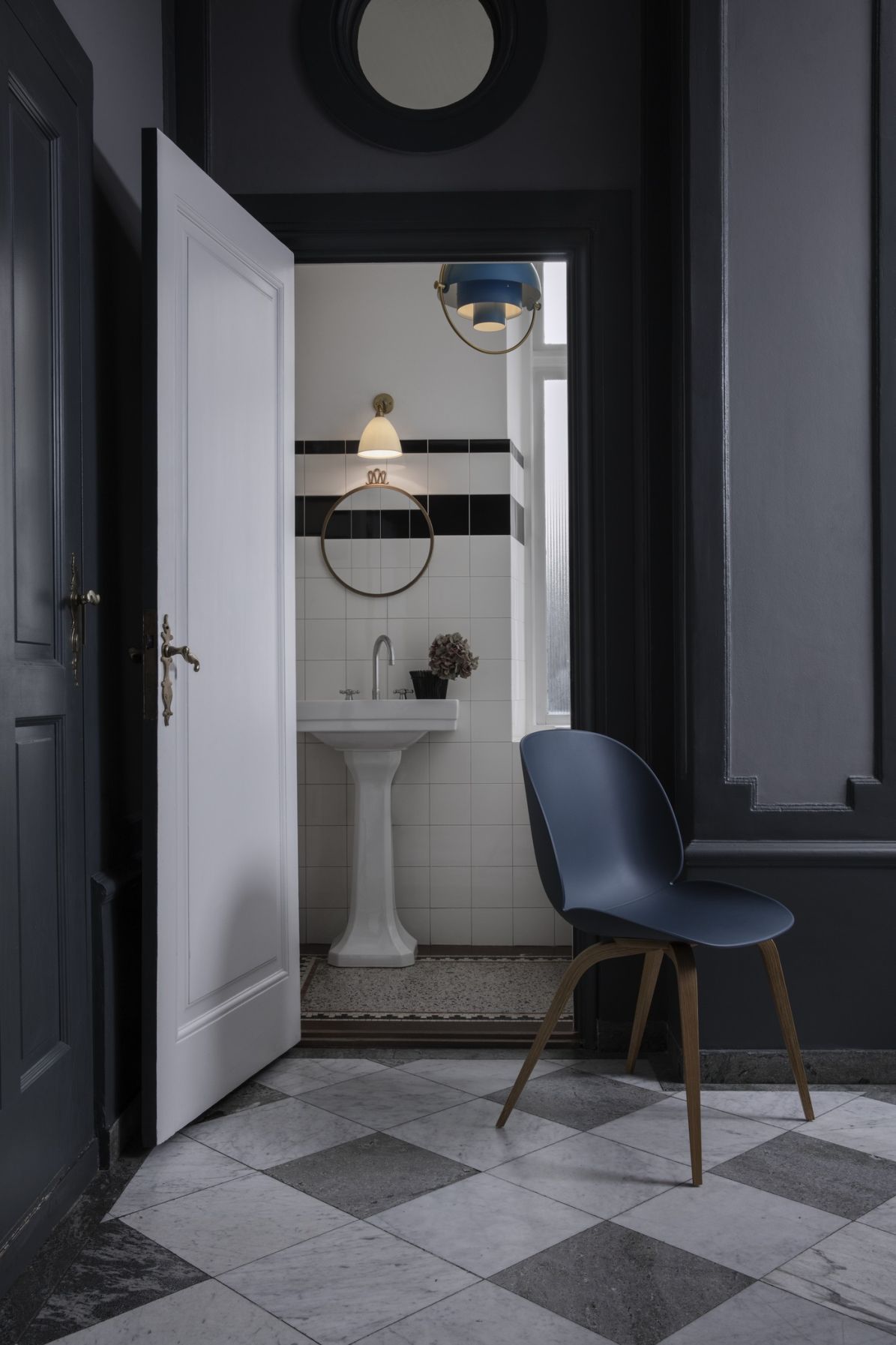 Bestlite BL7 Wandleuchte in Weiß/Chrom im Badezimmer, eine stilvolle Gubi Lampe für moderne Innenarchitektur.