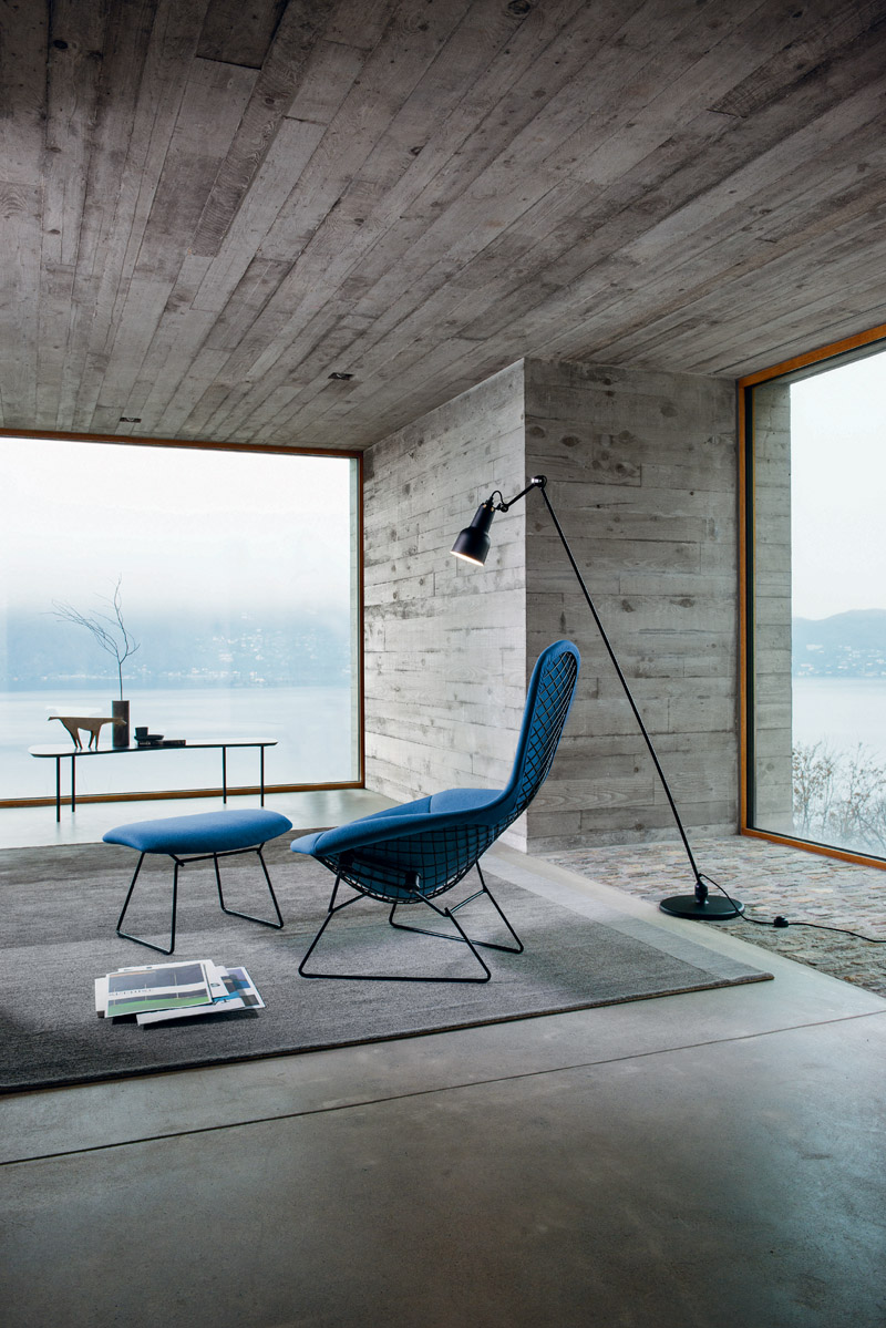 Bertoia Sessel mit hoher Rückenlehne und passendem Hocker in blau, Knoll International Design.