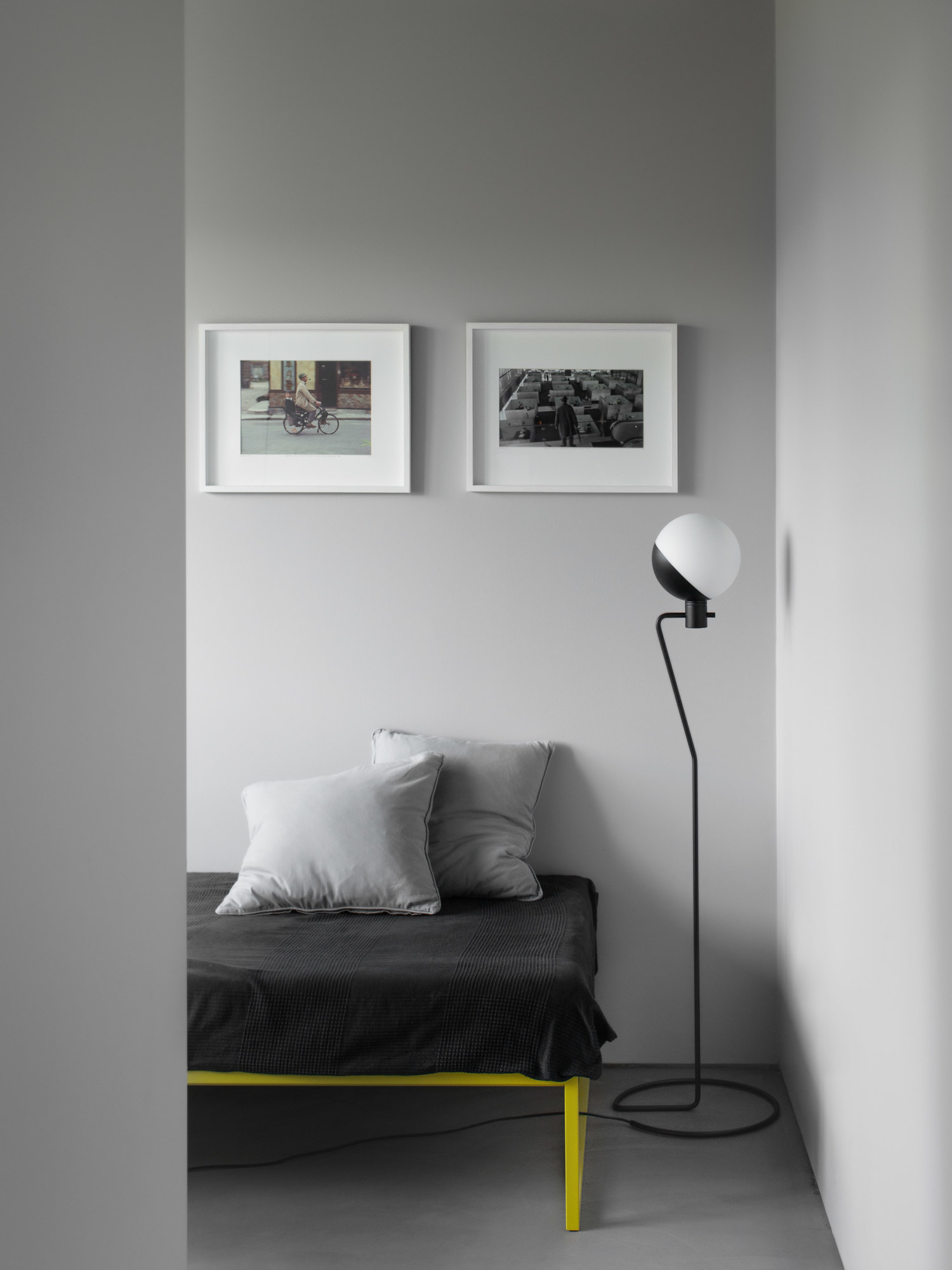Baluna Stehleuchte von Grupa im minimalistischen Raum mit Sofa und Bildern. Designleuchte.