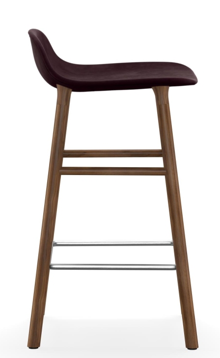 Normann Copenhagen Form Barhocker H75 cm, Holzgestell mit dunkelrotem, gepolstertem Sitz, Fußstütze aus Metall.