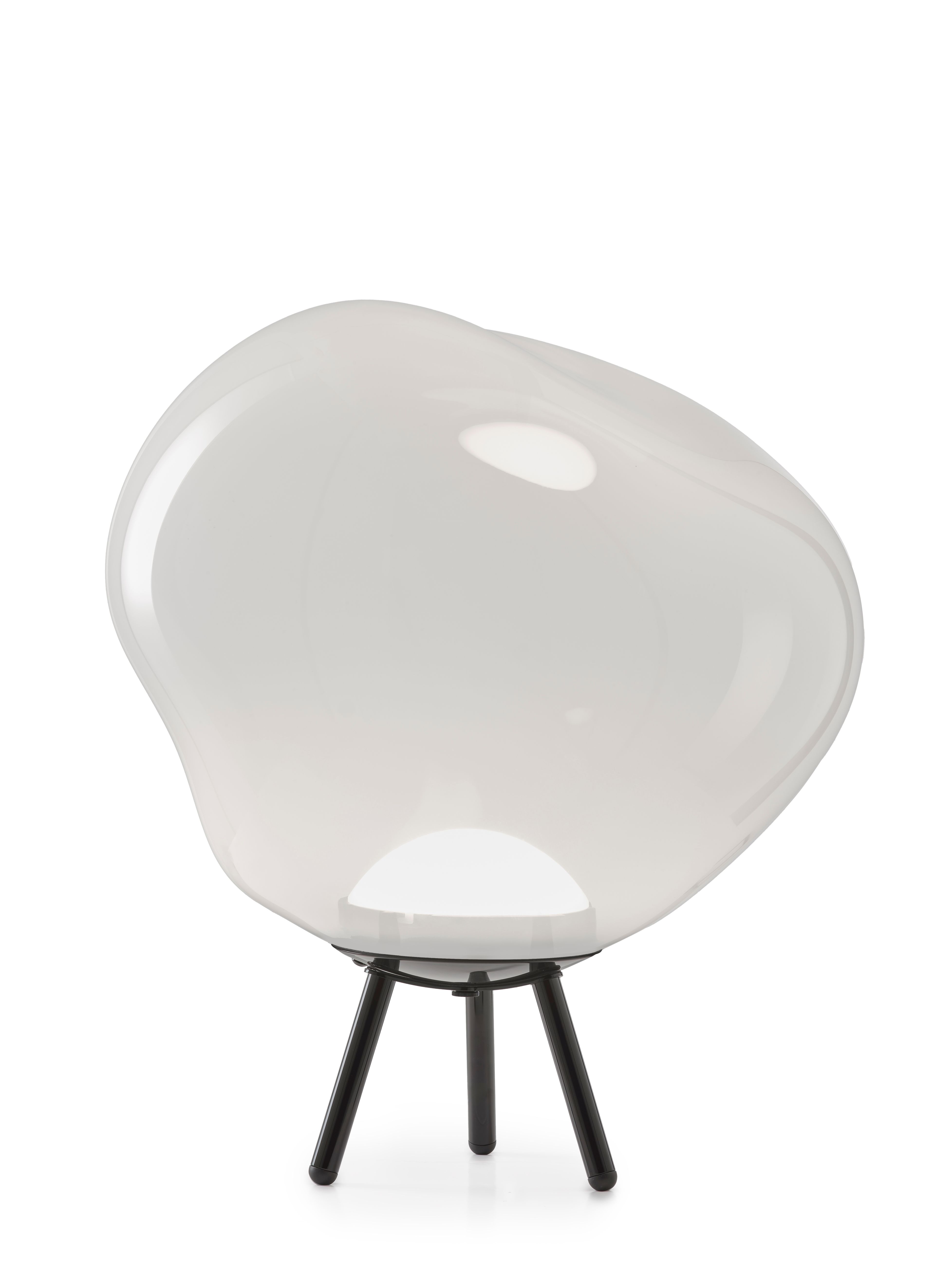 Nahaufnahme der Tom Dixon Melt Lampe in Opal mit schwarzem Stativfuß.