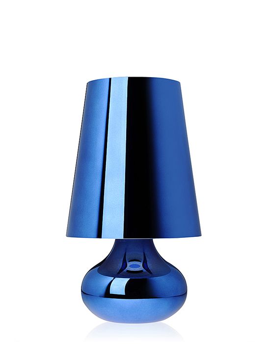 Blaue Cindy Tischleuchte von Kartell, moderne Nachttischlampe mit glänzender Oberfläche für Schlafzimmer.