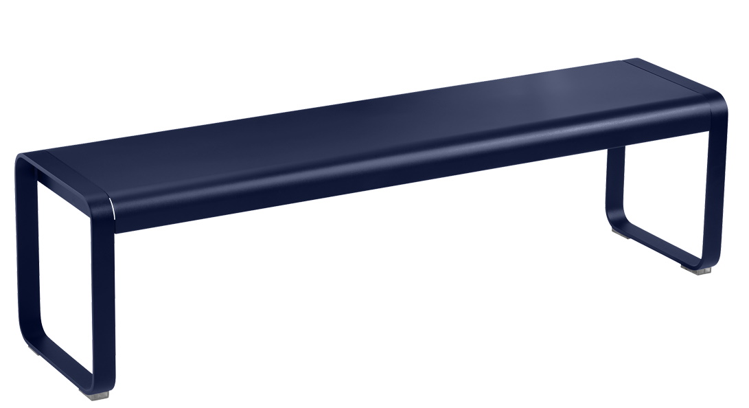 Blaue Bellevie Bank von Fermob für den Außenbereich, moderne Gartenbank aus pulverbeschichtetem Aluminium.