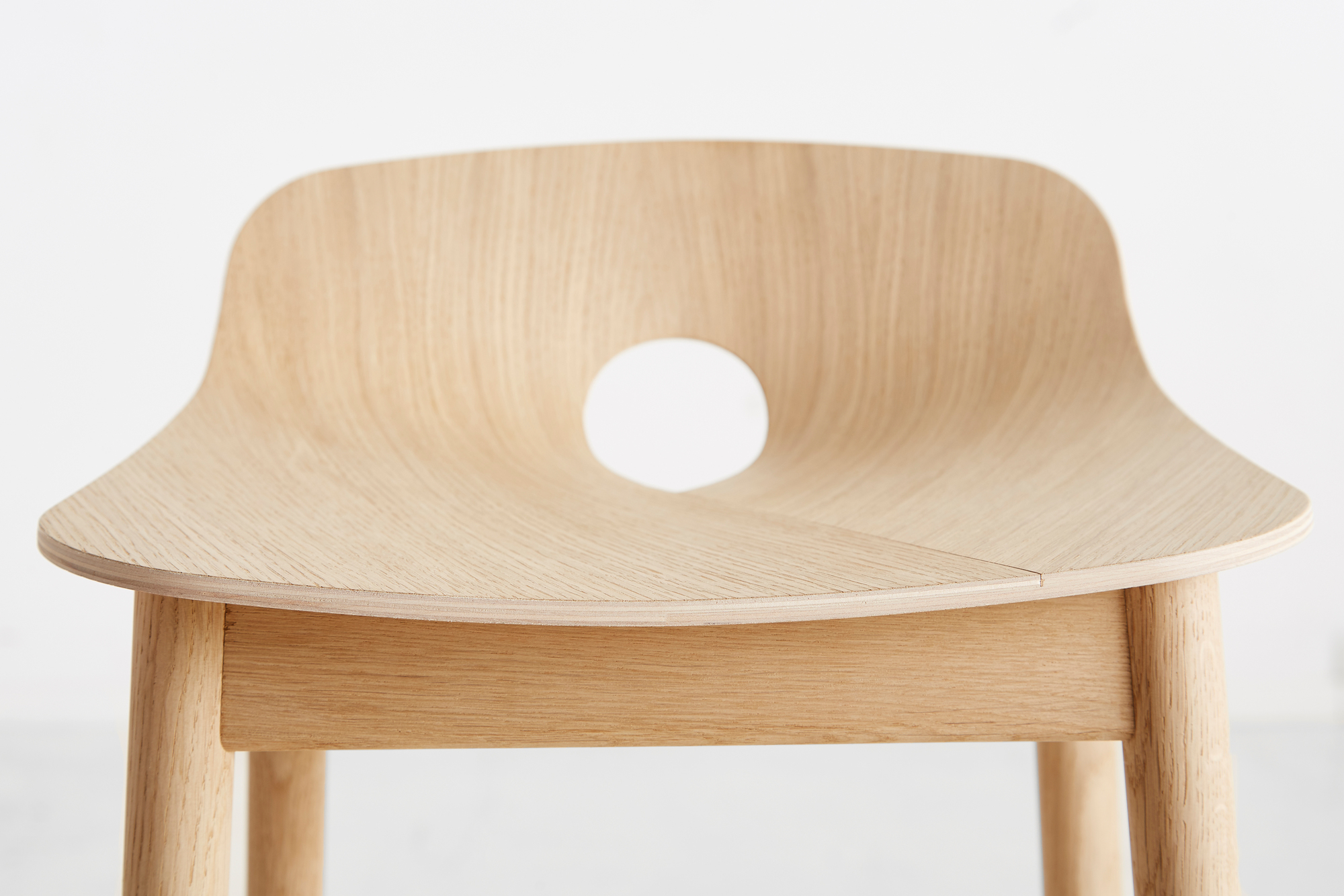 Detailaufnahme: Mono Barhocker aus Eiche, weiß pigmentiert. Design Hocker für Küche und Bar.
