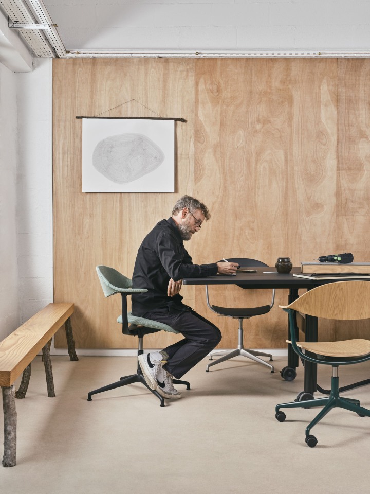 Mynt Bürodrehstuhl von Vitra mit mintgrüner Sitzschale und schwarzem Fußkreuz im modernen Büro.