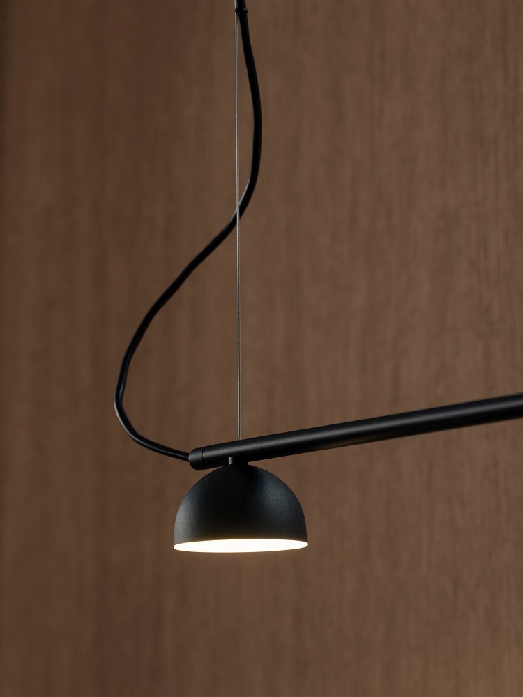 Nahaufnahme der Blush Rail Pendelleuchte von Northern, moderne Hängelampe für stilvolle Innenbeleuchtung.
