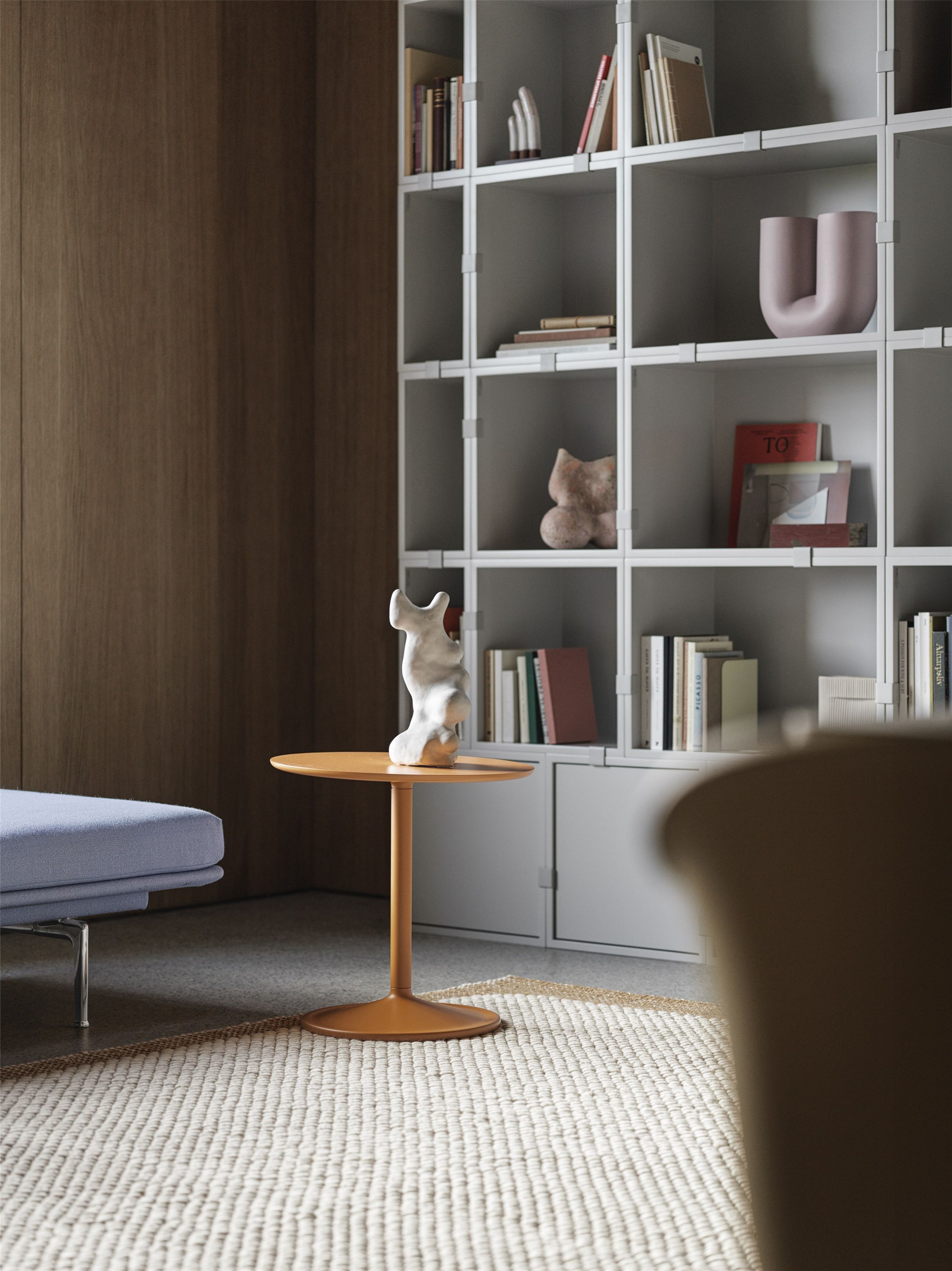 Oranger Muuto Beistelltisch "Soft Side Table" mit Skulptur in modernem Wohnzimmer.