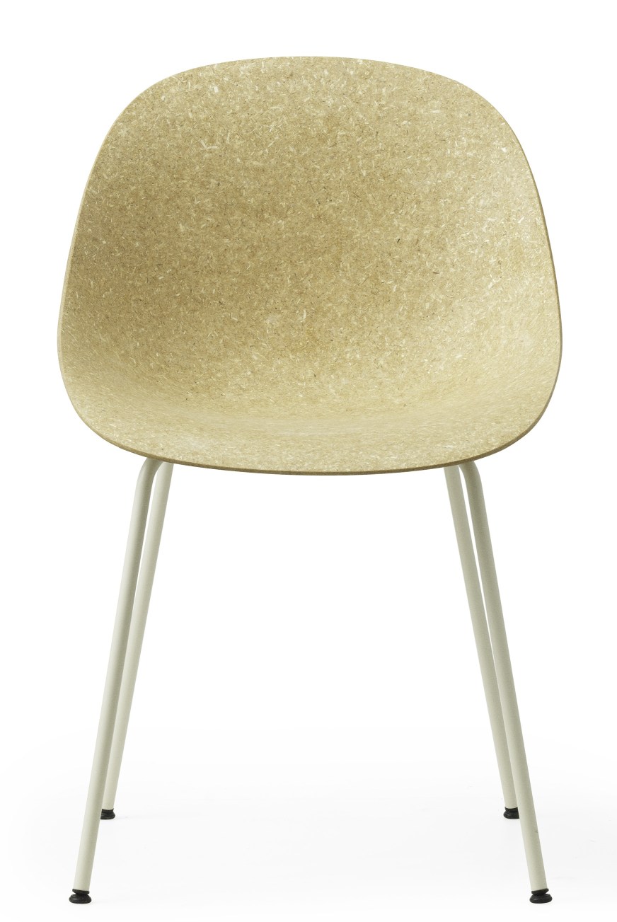 Normann Copenhagen Mat Chair Steel Stuhl mit Sitzschale aus Holz und weißem Stahlgestell.