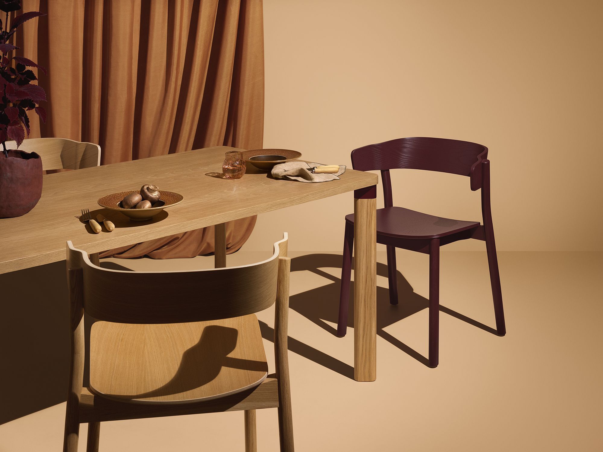Enfold Table von Mizetto, ein Esstisch aus Holz mit Stühlen in gedeckten Farben.
