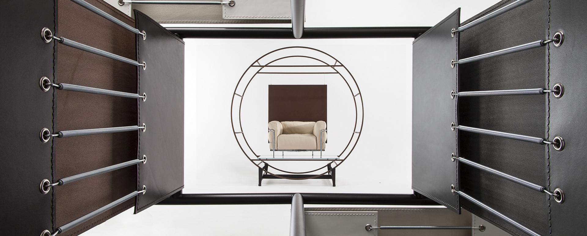 Beiger Cassina 3 Fauteuil Grand Confort Sessel mit Lederbezug und Stahlrahmen, gesehen durch geometrische Formen.