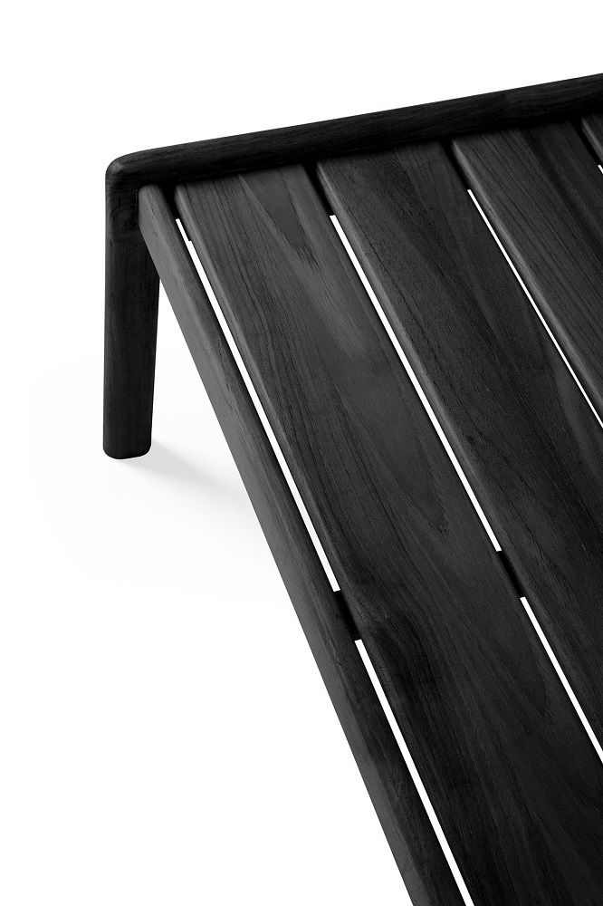 Detailaufnahme des Jack Outdoor Couchtisches aus schwarzem Teakholz mit Lattenstruktur.