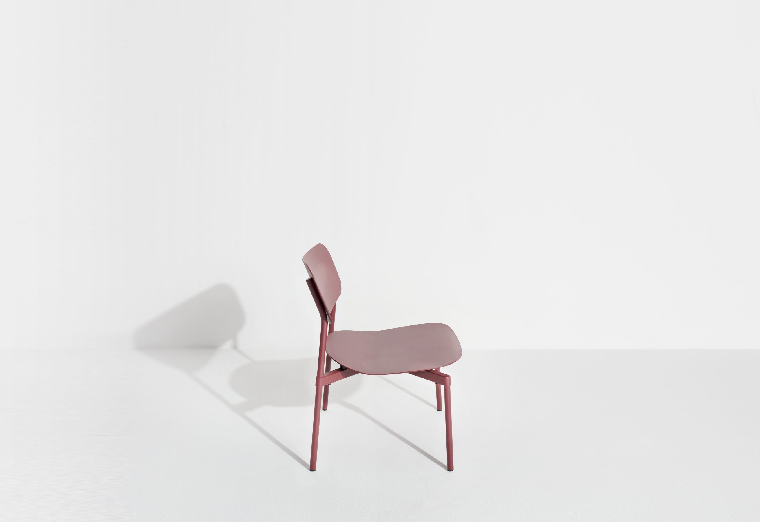 Braunroter Fromme Lounge Chair Sessel von Petite Friture, moderner Designstuhl für Wohnzimmer und Büro.