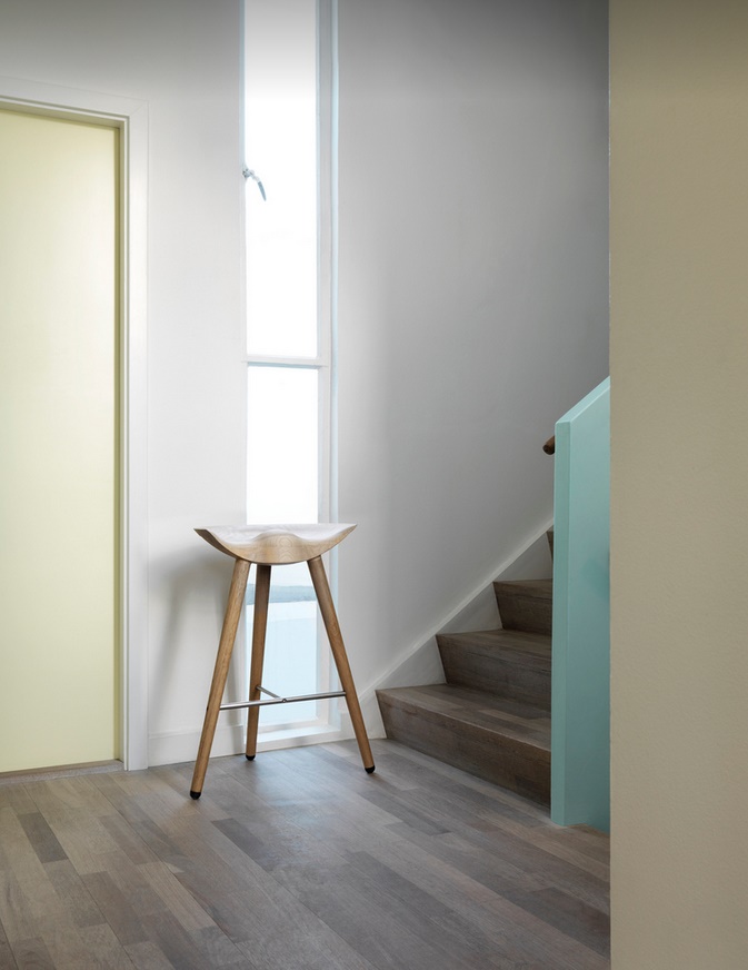 ML42 Thekenhocker Audo aus Holz im modernen Flur mit Treppe und Tür.