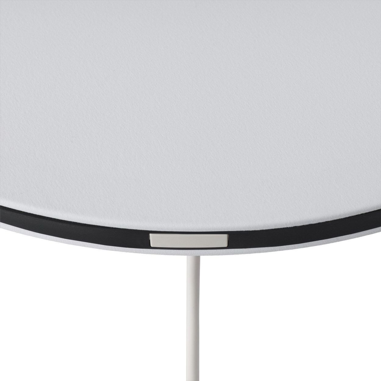 Detailaufnahme der Calm Wandleuchte von Muuto mit weißem Lampenschirm und schwarzer Einfassung.