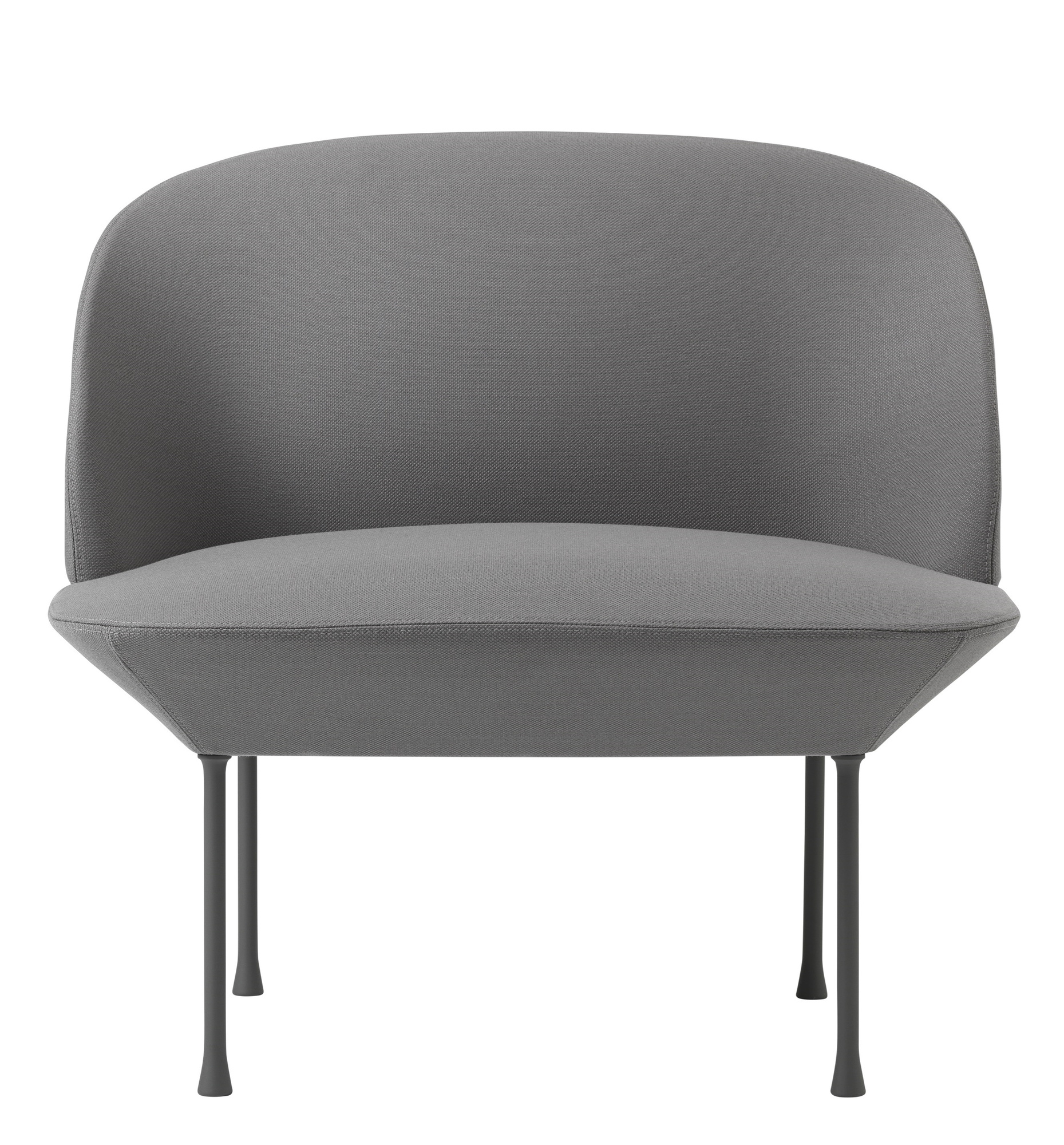 Graues Oslo Sofa von Muuto mit Stoffbezug und filigranen Metallbeinen.