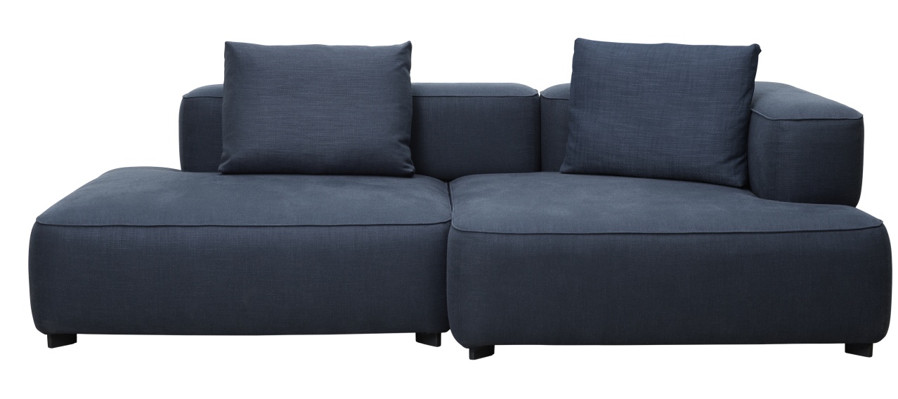 Alphabet Sofa von Fritz Hansen, 2-Sitzer in blau mit Armlehne rechts und zwei Kissen.