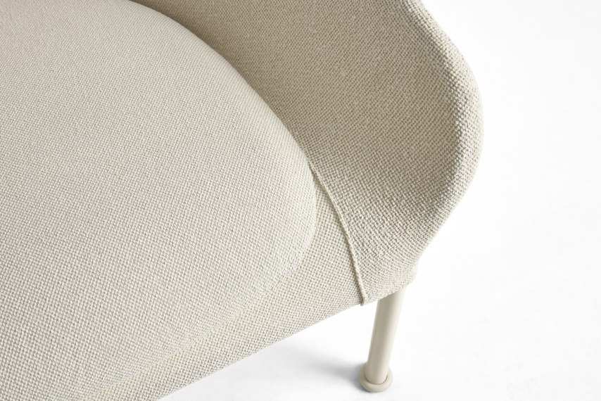 Detailaufnahme des Hay 02 Lounge Sessels in Beige, der einladenden Komfort und stilvolles Design vereint.