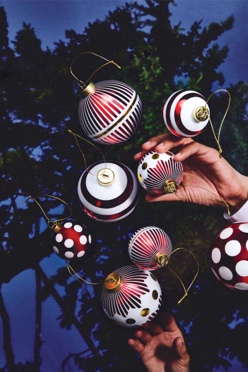 NZ04 3 Delight Alessi Weihnachtskugel Einzelstück, rote und weiße Christbaumkugeln mit Streifen und Punkten.