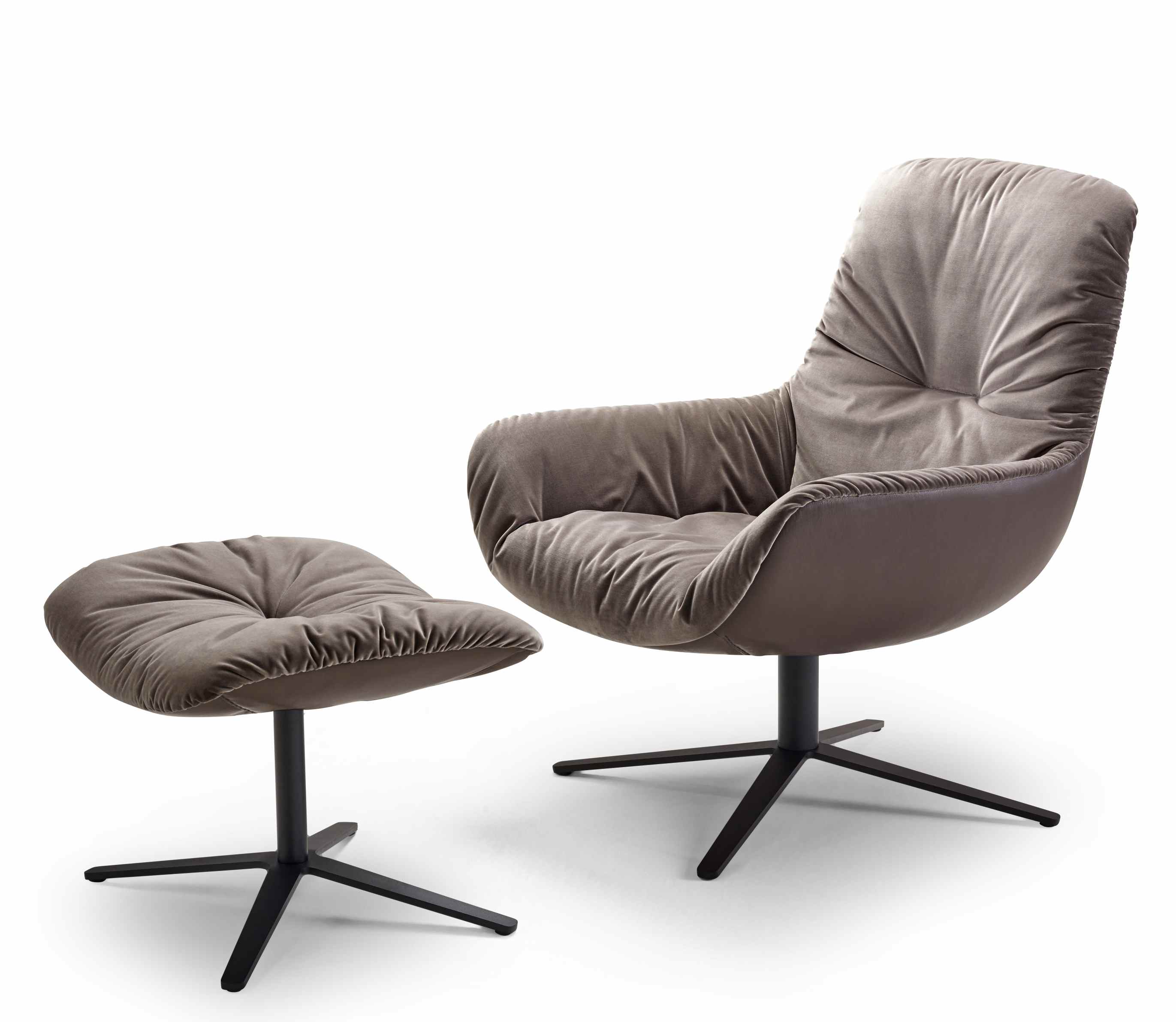 Leya Lounge Chair von Freifrau Manufaktur, grauer Sessel mit Fußhocker und schwarzem Drehfuß.