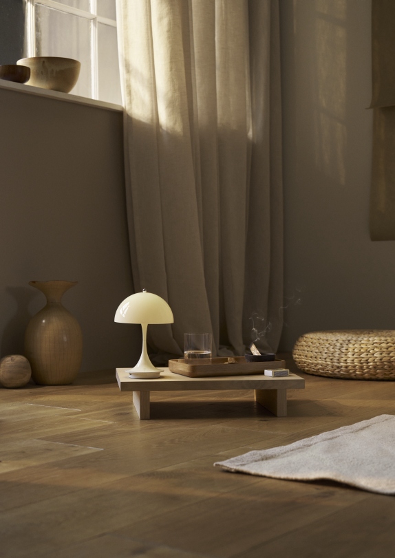 Panthella 160 Portable V3 LED-Tischleuchte von Louis Poulsen im Wohnraum, warmes Licht.