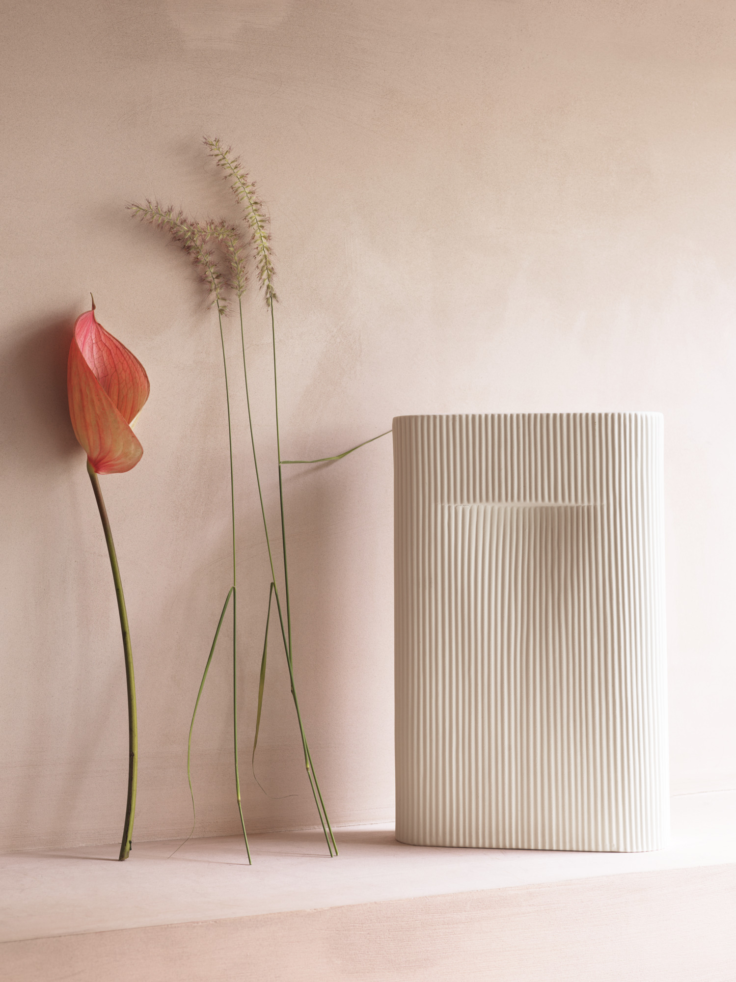 Ridge Vase von Muuto, milchglas hellblau, 35 cm hoch, mit Blumen dekoriert. Design Vase.