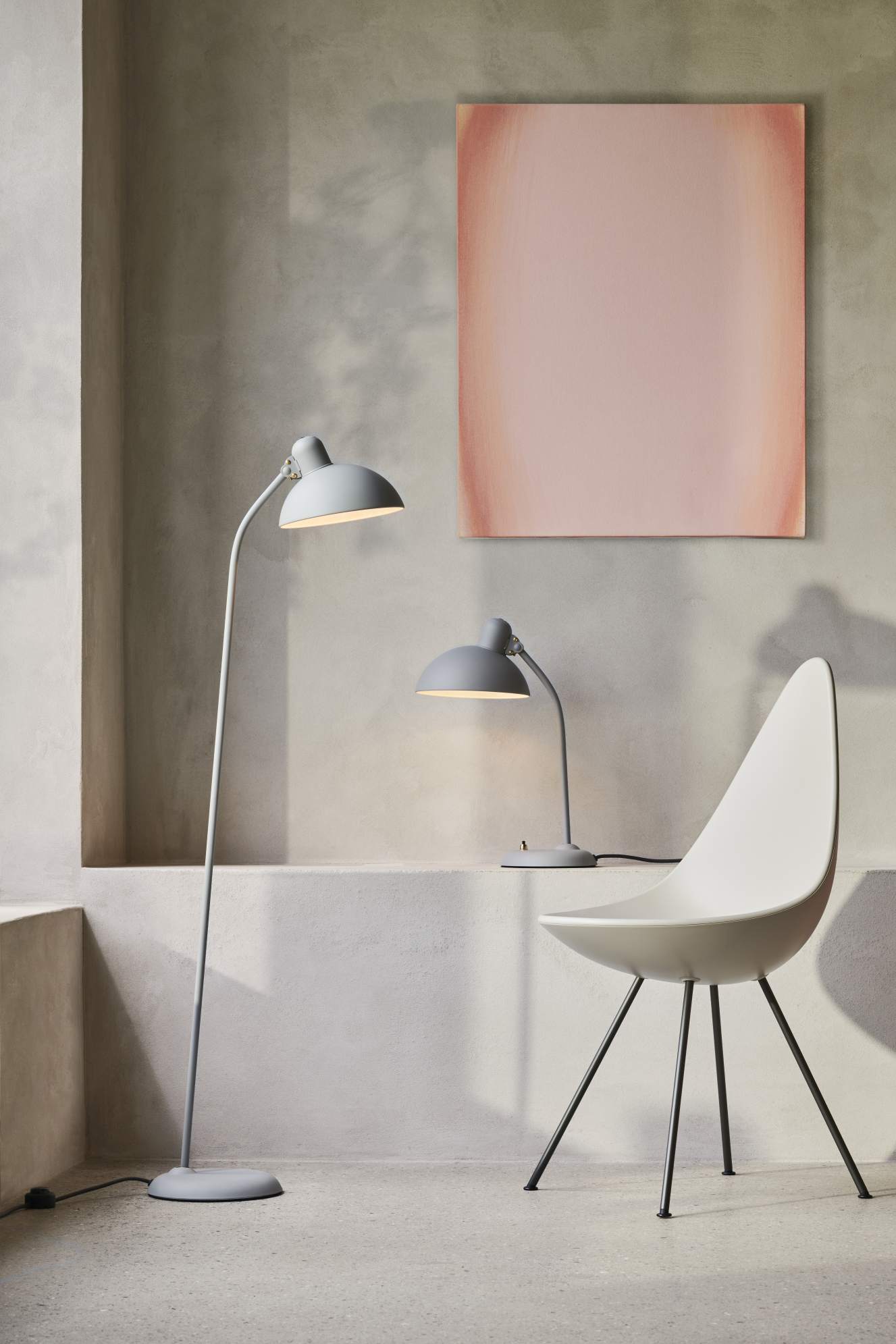 Olivgrüne KAISER idell Tischleuchte und Stehleuchte von Fritz Hansen in modernem Interieur.