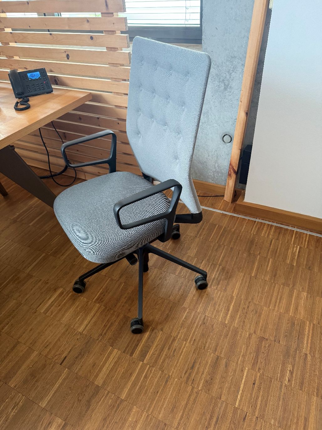 ID Chair - ID Trim bureaustoel met draaifunctie en ringvormige armleuningen Vitra SHOWMODEL / GEBRUIKT MEUBILAIR