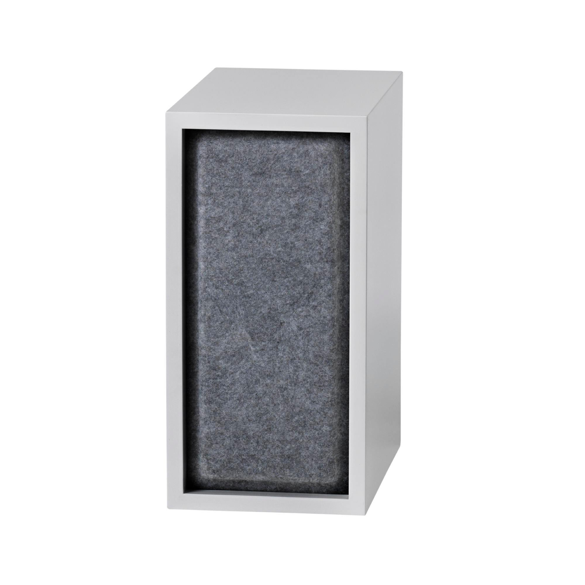 Kleines, weißes Acoustic Panel für Muuto Stacked Regalsystem mit grauer Schallschutz-Füllung.