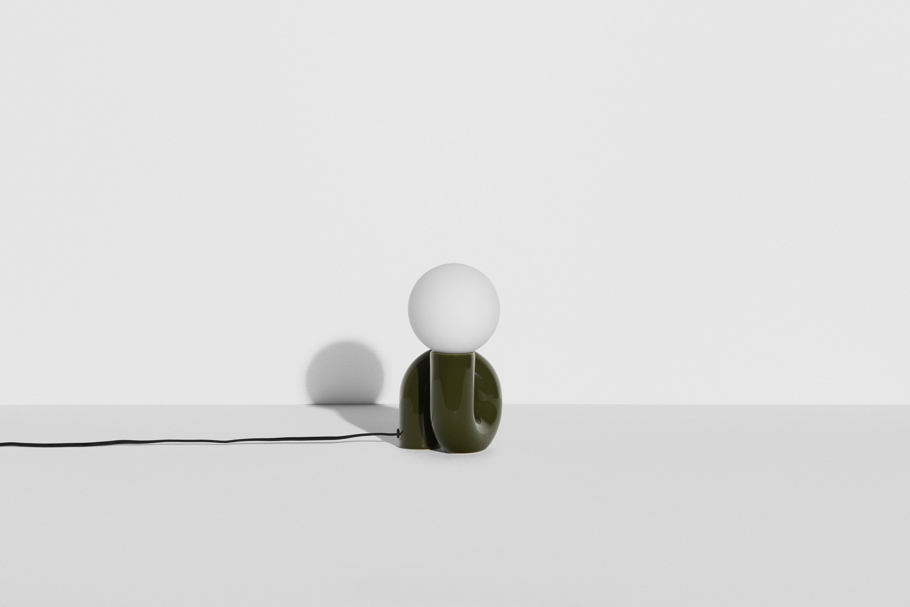 Neotenic Tischleuchte klein von Petite Friture, olivgrün mit weißem Leuchtkörper, modernes Design.