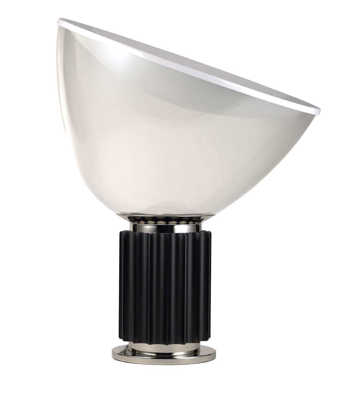 Taccia LED Tischleuchte von Flos in Schwarz: Moderne Designleuchte mit indirektem Licht und schwarzem Sockel.