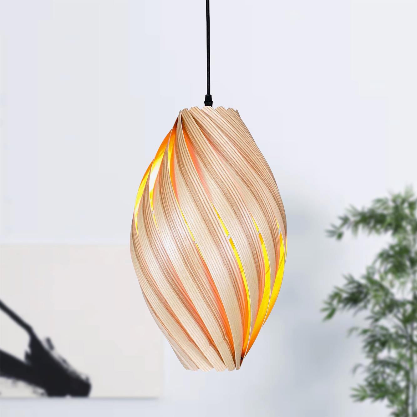 Ardére Hängeleuchte aus Olivesche: Runde, moderne Pendelleuchte aus Holz mit warmem Lichtschein.