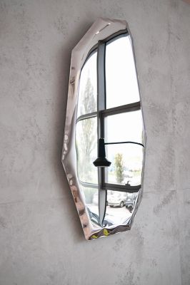 Tafla Spiegel von Zieta, ein moderner Design-Spiegel mit unregelmäßiger Form und silberner Oberfläche.