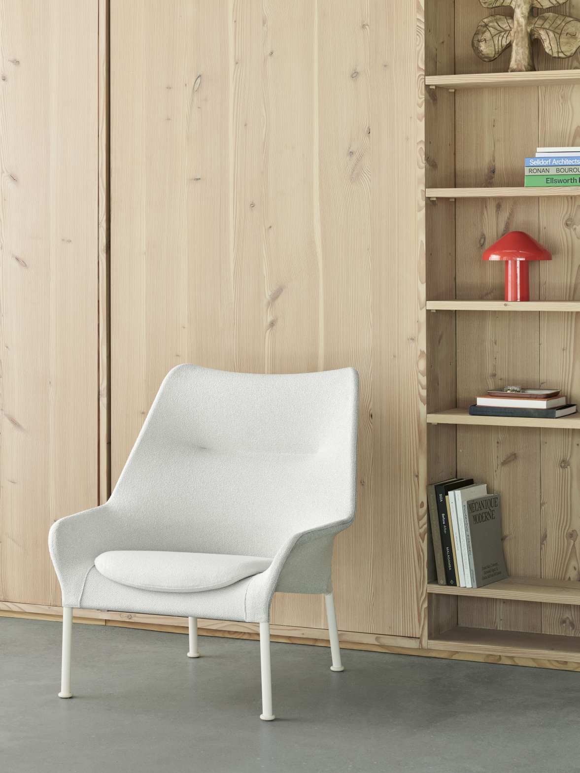 Weißer 02 Lounge Chair Sessel von Hay mit Armlehnen und hellen Holzmöbeln im Hintergrund.