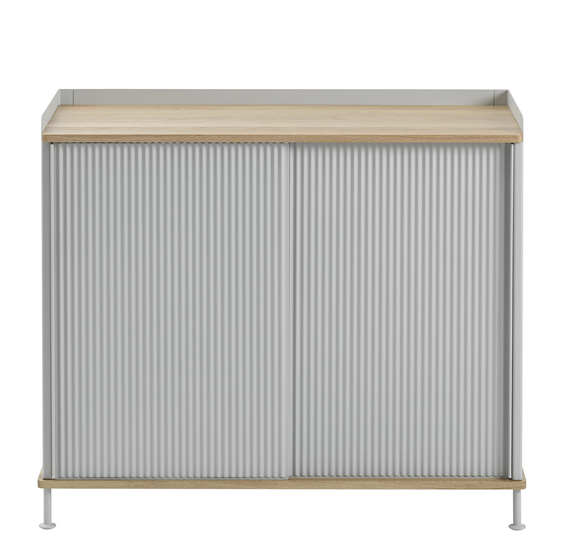 Enfold Sideboard von Muuto, hohe Ausführung mit geriffelten, hellgrauen Schiebetüren und hellem Holzdeckel.