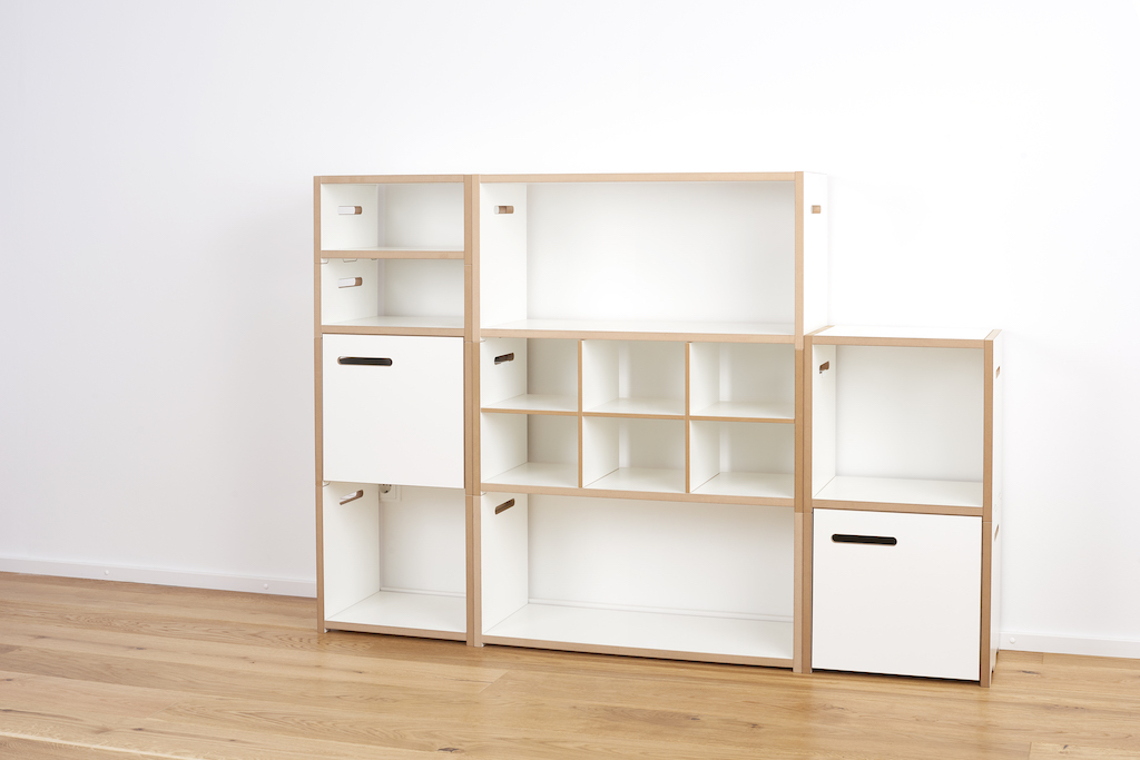 Tojo Halbstark Regalsystem: Modulares, niedriges Regal in Weiß und Holz, flexibel erweiterbar.