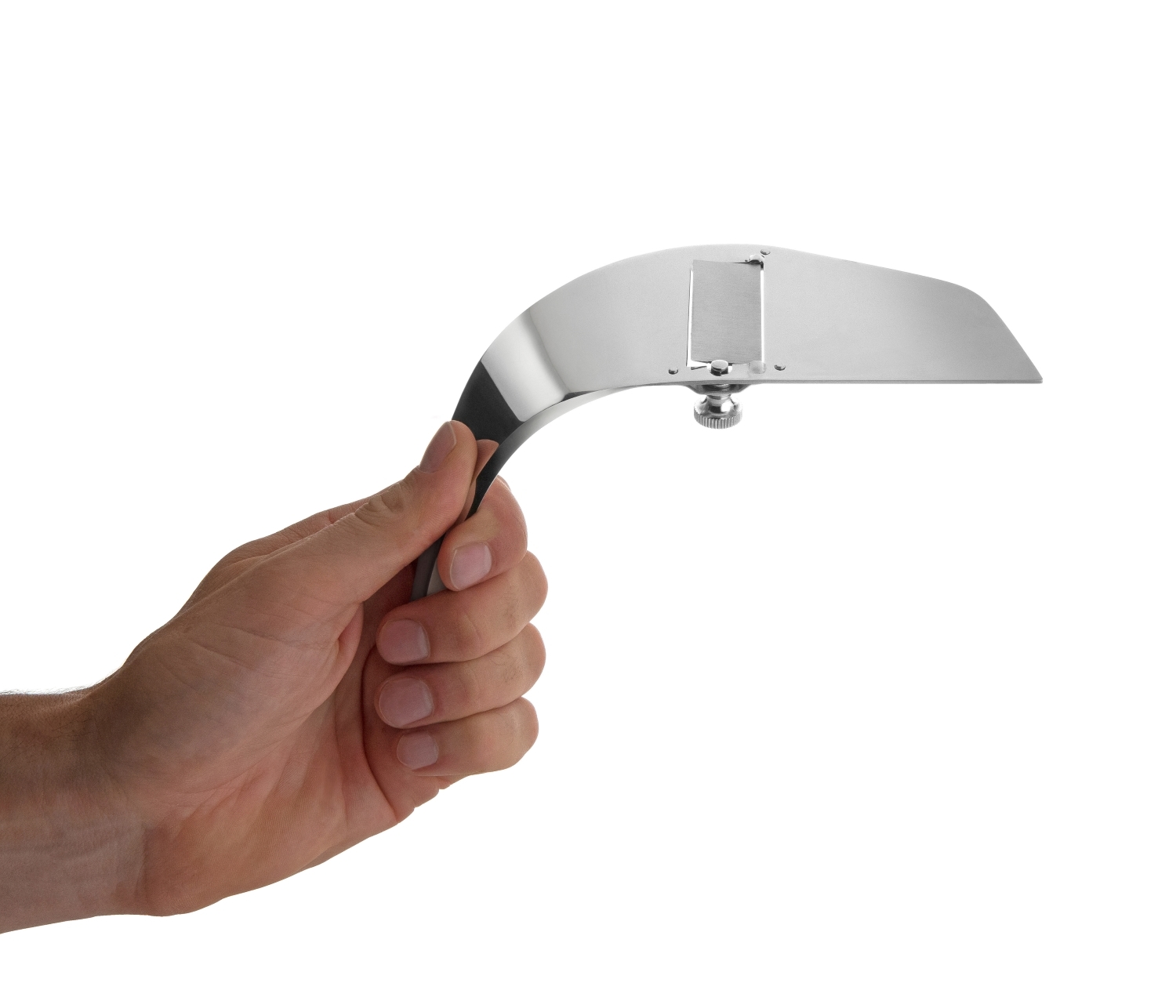 Hand hält Alessi Trüffelhobel Alba UNS04 aus Edelstahl, Küchenwerkzeug für Gourmet-Gerichte.
