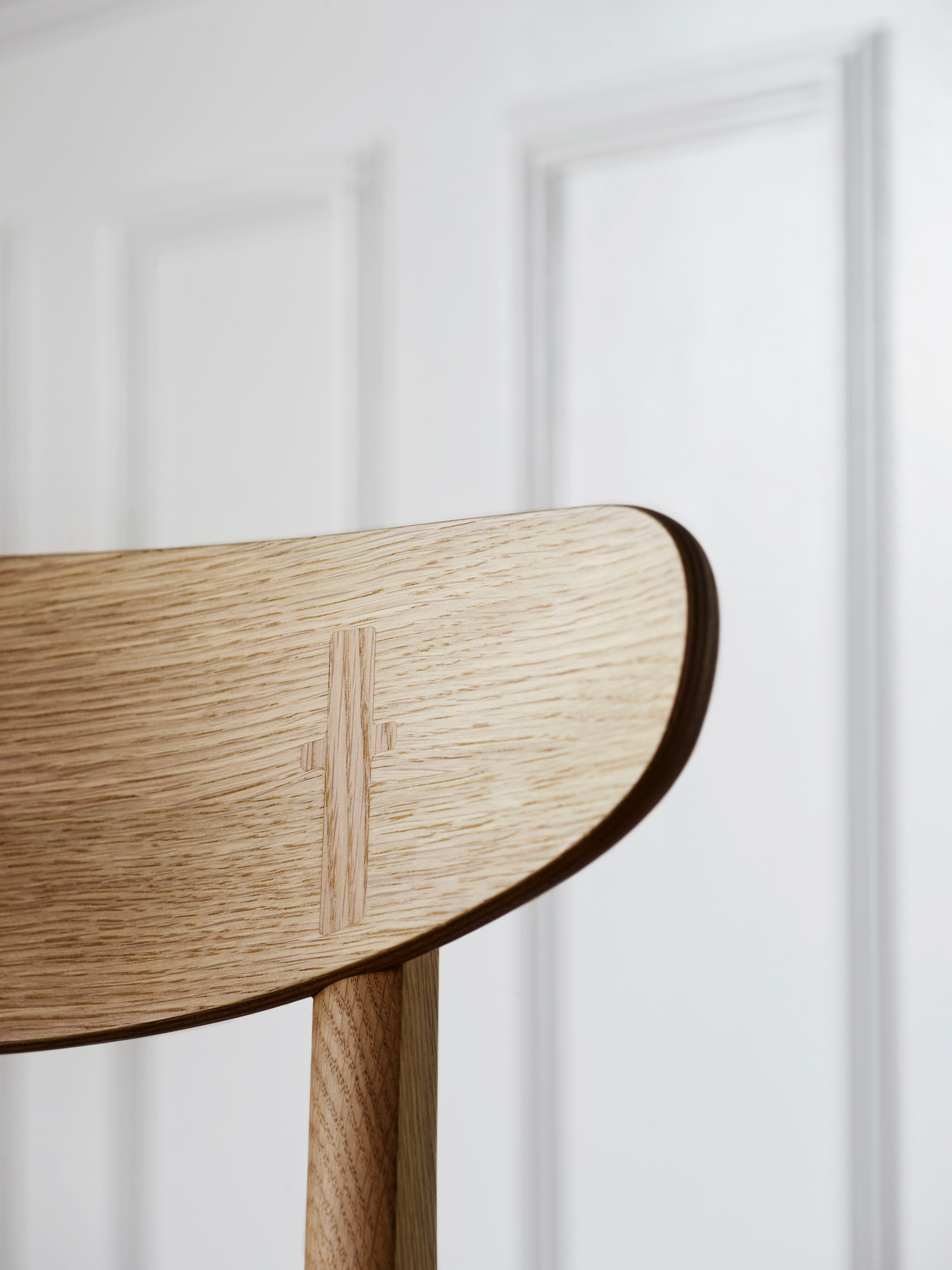 Detailaufnahme der Rückenlehne des CH30P Stuhls von Carl Hansen & Søn aus geöltem Eichenholz.