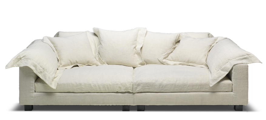 Nebula Nine Sofa, ein cremeweißes 3-Sitzer Sofa mit losen Kissen, modernes Design.