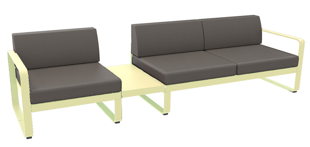 Bellevie Lounge Sofa von Fermob, Outdoor-Möbel mit Tisch-Element und grauen Polstern.